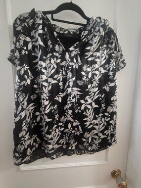 Ann Taylor Factory | Monochrome Floral Pleated Swing Blouse - L